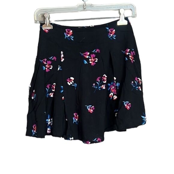 3 for $30! Forever 21 floral mini skirt. Size small - Picture 5 of 5